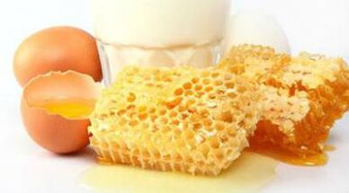 Egg and honey mask for skin rejuvenation