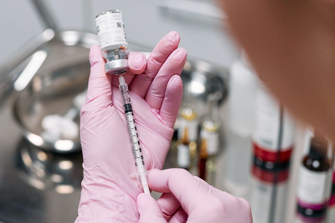 Syringe kit for a drug containing hyaluronic acid for biorevitalization